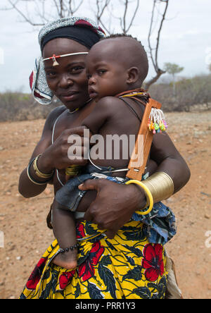 Mucubal Stamm Frau mit ihrem Kind, das Tragen eines ombeleketha Talisman auf der Rückseite, Provinz Namibe, Virei, Angola Stockfoto