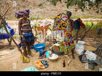 Mucubal Stamm, die Frauen in ihrem Dorf, Provinz Namibe, Virei, Angola Stockfoto