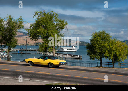 Auto fahren in der Nähe von Flathead Lake in Polson, Montana Stockfoto