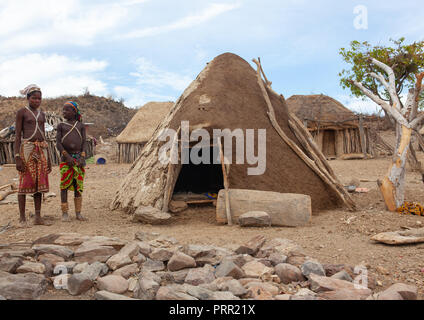 Mucubal Stamm, die Frauen in ihrem Dorf, Provinz Namibe, Virei, Angola Stockfoto