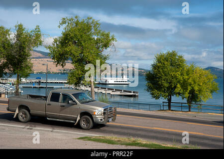 Pickup truck in der Nähe von Flathead Lake in Polson, Montana fahren Stockfoto