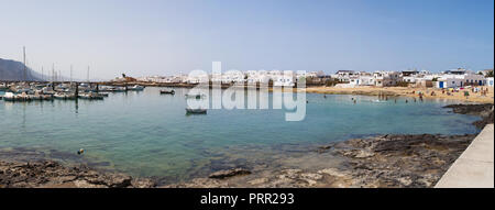 Lanzarote, Kanarische Inseln, Spanien: Fischerboote im Hafen von Caleta de Sebo, das Dorf von La Graciosa, die größte Insel Archipel Chinijo Stockfoto