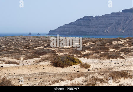 Lanzarote, Kanarische Inseln: Die riesigen Felsen Riscos de Famara in der nordwestlichen von Lanzarote La Graciosa, die Insel Archipel Chinijo gesehen Stockfoto