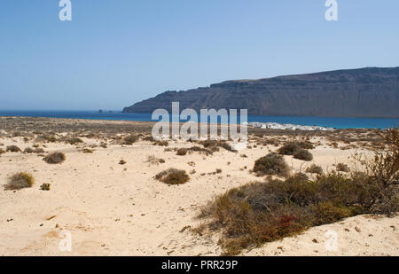 Lanzarote, Kanarische Inseln: Die riesigen Felsen Riscos de Famara in der nordwestlichen von Lanzarote La Graciosa, die Insel Archipel Chinijo gesehen Stockfoto