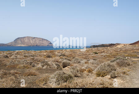 Lanzarote, Kanarische Inseln: Wüstenhaft Landschaft zum Strand Playa de Las Conchas im Norden von La Graciosa, die Inselgruppe Chinijo Inseln Stockfoto