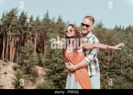 Strahlend glücklich liebend Paar ihre geheimen Versteck im Wald genießen. Stockfoto