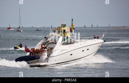 Personen, die eine Reise auf einem atemberaubenden Sunseeker Luxus Yacht in den Hafen von Poole Stockfoto