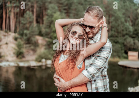 Übertragen von curly Frau Gefühl beim romantischen Datum in der Nähe von Felsen sehr dankbar Stockfoto