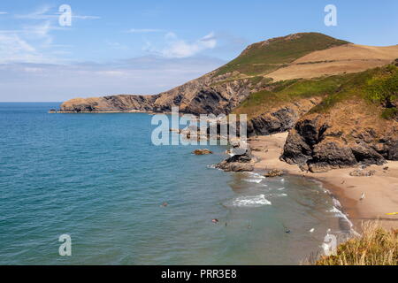 Pendinas Lochtyn aus gesehen auf der anderen Seite der Bucht von oben Llangrannog Strand, Ceredigion, Wales Stockfoto