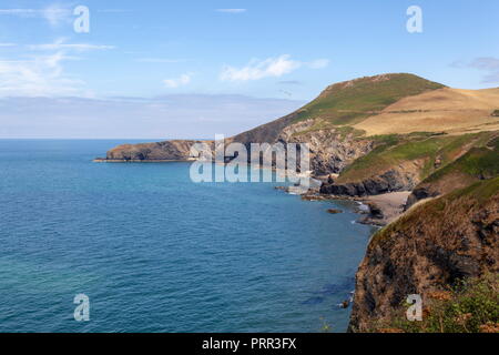 Pendinas Lochtyn aus gesehen auf der anderen Seite der Bucht von oben Llangrannog Strand, Ceredigion, Wales Stockfoto