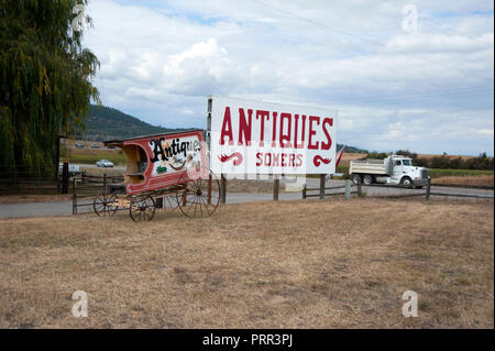 Ländliche anique shop Schild in der Nähe Kalispell, Montana Stockfoto