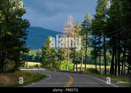 Einsame Landstraße in der Nähe von Flathead Lake, Montana Stockfoto