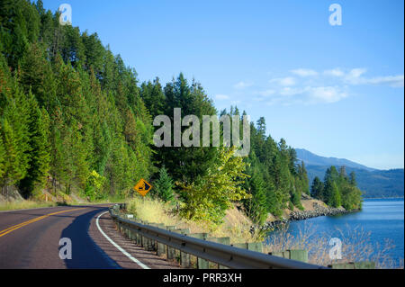 Straße entlang Flathead Lake in Montana Stockfoto