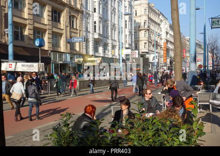 Wien, Mariahilferstraße, Probephase vor dem Umbau zur begegnungszone und Fußgängerzone Stockfoto