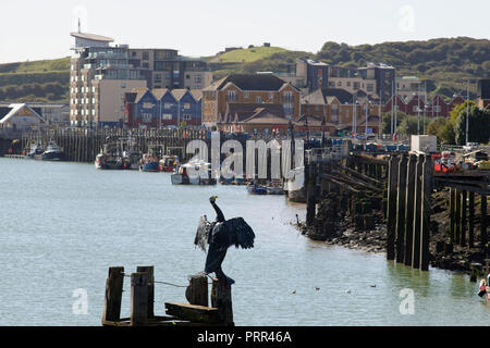 Kormoran vogel Skulptur im Hafen von Laboe, East Sussex, England, UK. Stockfoto