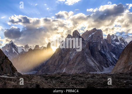 Great Trango Tower, Trango Schloss, Uli Biaho, Choricho und Payu Peak bei Sonnenuntergang von urdukas Campingplatz, Baltoro Gletscher, 1627-1630, Stockfoto