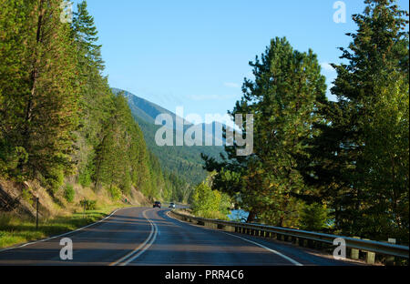 Straße in der Nähe von Flathead Lake, Montana Stockfoto