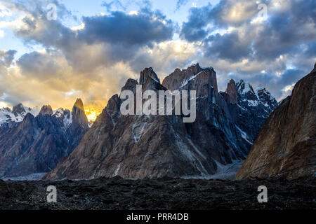 Great Trango Tower, Trango Schloss, Uli Biaho und Choricho bei Sonnenuntergang von urdukas Campingplatz, Baltoro Gletscher, 1627-1630, Stockfoto