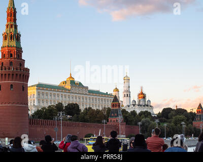 Moskau, Russland - 27 SEPTEMBER 2018: Touristen nehmen Bilder von Moskauer Kreml vom Boot auf der Moskwa im Herbst Abend Stockfoto