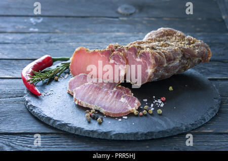 Schneiden Sie trockenes Fleisch. Getrocknetem Rindfleisch. Rindfleisch mit Gewürzen. Anzeigen in einem Winkel. Stockfoto