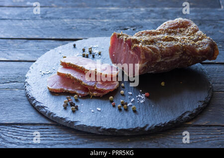 Getrocknete balyk. Fleisch ist zu Hause gekocht. Snack zum Bier. Anzeigen in einem Winkel. Stockfoto