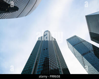 Moskau, Russland - 30. SEPTEMBER 2018: Ansicht von unten der Föderation, Eurasien und OKO Türme in Moskau International Business Center Stockfoto