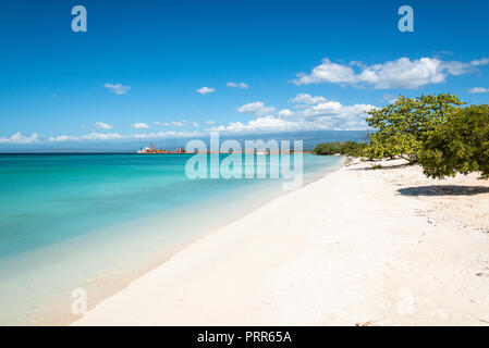 Malerische Strand 'Playa Cabo Rojo' im Norden der "Bahia de Las Aguilas" um Pedernales und Jaragua Nationalpark, Dominikanische Republik Stockfoto