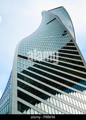 Moskau, Russland - 30. SEPTEMBER 2018: Top der Evolution Tower in Moskau International Business Center. Der Bau des Turms begann im Jahr 2011 und kompl Stockfoto