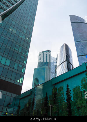 Moskau, Russland - 30. SEPTEMBER 2018: moderne Wolkenkratzer in der Moscow International Business Center (MIBC) im Herbst Dämmerung Stockfoto