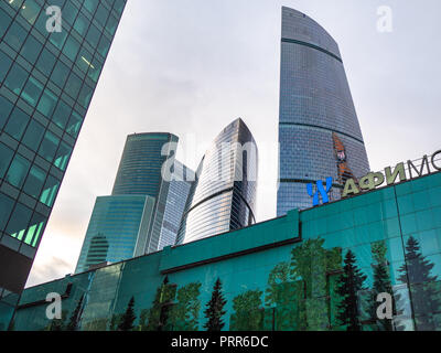 Moskau, Russland - 30. SEPTEMBER 2018: Die verschiedenen gläsernen Wolkenkratzern in der Moscow International Business Center (MIBC) im Herbst Dämmerung Stockfoto