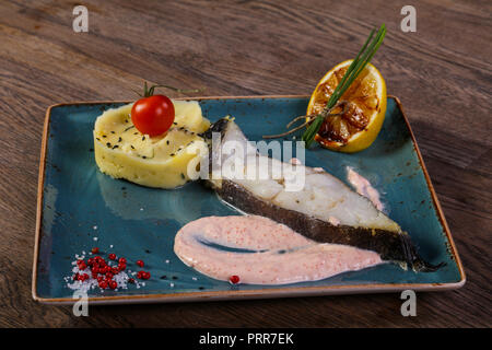 Heilbutt-filet mit mushed Kartoffel und Sauce Stockfoto