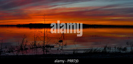 Sonnenuntergang auf West Arm von Grand Bay fahren, Traverse City, Michigan in Richtung Neahtawanta Punkt auf Old Mission Peninsula. Stockfoto