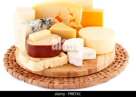 Verschiedene Arten von Käse auf Holzbrett Nahaufnahme Bild. Stockfoto
