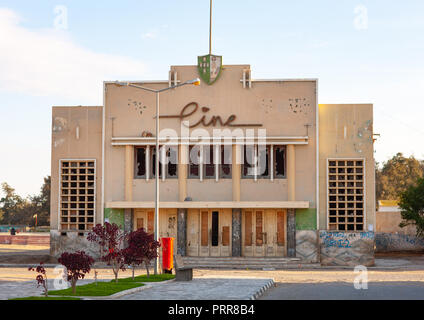 Der ehemalige portugiesische Film Theater, Provinz Namibe, Tombua, Angola Stockfoto