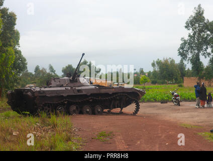 Alten Tank aus dem Bürgerkrieg in einem Dorf verlassen, Bié Provinz, Kuito, Angola Stockfoto