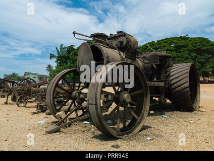 Antike dampfbetriebene Zugmaschinen entlang der Straße angezeigt, Provinz Benguela, Benguela, Angola Stockfoto