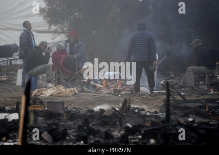 Oktober 26, 2016 - Calais, Frankreich: Szenen der Verwüstung in den "Dschungel" von Calais migrant Camp nach einer Serie von Bränden in der Nacht ein großer Teil der Lager zerstört. *** Frankreich/KEINE VERKÄUFE IN DEN FRANZÖSISCHEN MEDIEN *** Stockfoto