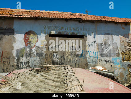 Alte kommunistische Propaganda malte auf eine Wand mit Lenin und Jose Eduardo dos Santos, Provinz Namibe, Namibe, Angola Stockfoto