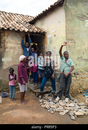 Angolanischen Jungen und Mädchen in einem Dorf mit Mangos, Huila Provinz, Caconda, Angola Stockfoto