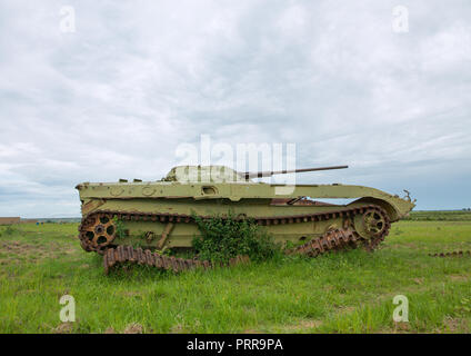 Tank Wrack aus dem Bürgerkrieg in einem Feld, Huila Provinz, Caconda, Angola Stockfoto