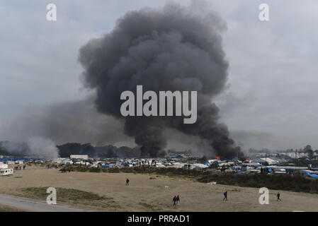 Oktober 26, 2016 - Calais, Frankreich: riesige Brände brechen in den "Dschungel" von Calais migrant Camp, zwang die Evakuierung von einer großen Zahl von Migranten. Demantelement de la Jungle de Calais, l'un des plus grands Camps de Migranten au Monde. *** Frankreich/KEINE VERKÄUFE IN DEN FRANZÖSISCHEN MEDIEN *** Stockfoto