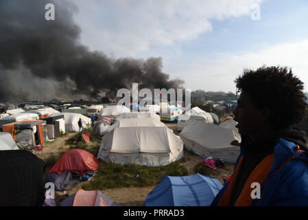 Oktober 26, 2016 - Calais, Frankreich: riesige Brände brechen in den "Dschungel" von Calais migrant Camp, zwang die Evakuierung von einer großen Zahl von Migranten. Demantelement de la Jungle de Calais, l'un des plus grands Camps de Migranten au Monde. *** Frankreich/KEINE VERKÄUFE IN DEN FRANZÖSISCHEN MEDIEN *** Stockfoto