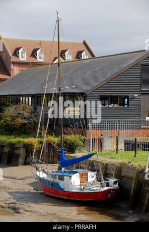 Yacht Strände in Creek bei Ebbe, Faversham, Kent, England Stockfoto