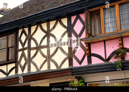 Die angrenzenden Häuser in verschiedenen Farben lackiert, Faversham, Kent, England Stockfoto