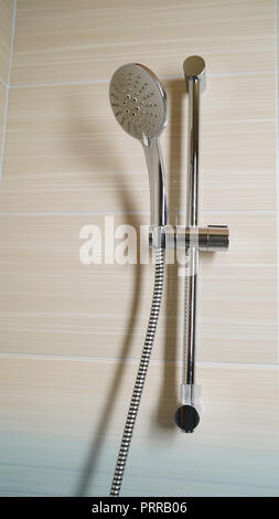 Dusche und Dusche. Moderne chrom Anlage Dusche mit thermostatischer Steuerung Stockfoto
