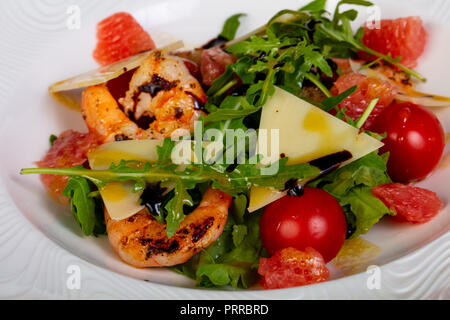 Salat mit Orangen, Käse und Garnelen Stockfoto