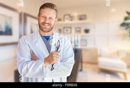 Hübscher junger Erwachsener männlicher Arzt mit Bart im Büro. Stockfoto