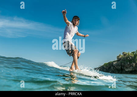 Low Angle View der männlichen surfer Reiten in Ocean in Nusa Dua, Bali, Indonesien Stockfoto