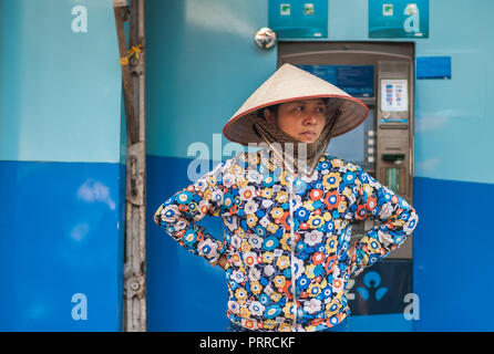 Hanoi, Vietnam - 16. Oktober 2016. Frau das Tragen eines traditionell gewebte Reis hat auf den Straßen der Hauptstadt. Stockfoto