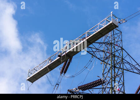 Große temporäre Arbeit Plattform zu einem Strom pylon befestigt über die Arbeit am Pylon und Stromleitungen durchgeführt werden können Stockfoto